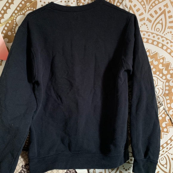 Black crew neck💘 - Picture 2 of 2